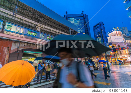 日本の東京都市景観 6週世界最多・死者数3週連続…。突然の雨…新橋駅(烏森口)には帰宅を…=9月1日 日本の東京都市景観 6週世界最多・死者数3週連続…。突然の雨…新橋駅(烏森口)には帰宅を…=9月1日 93804143