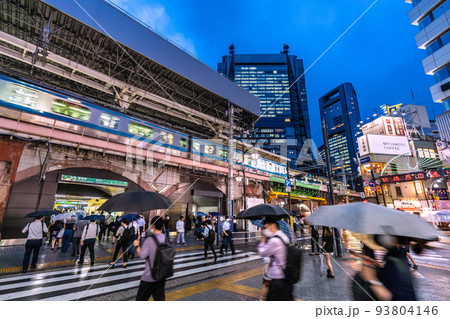 日本の東京都市景観 6週世界最多・死者数3週連続…。突然の雨…新橋駅(烏森口)には帰宅を…=9月1日 日本の東京都市景観 6週世界最多・死者数3週連続…。突然の雨…新橋駅(烏森口)には帰宅を…=9月1日 93804146
