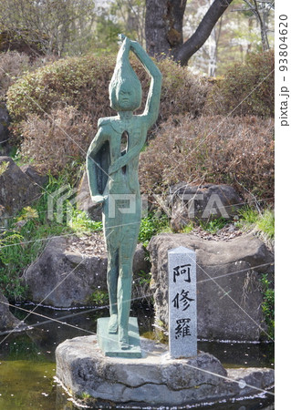 蓼科山 聖光寺（たてしなさん しょうこうじ）「本州で最も遅いソメイヨシノ」が見られる桜の名所である 93804620