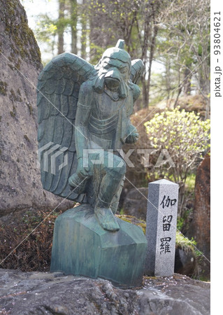 蓼科山 聖光寺（たてしなさん しょうこうじ）「本州で最も遅いソメイヨシノ」が見られる桜の名所である 93804621