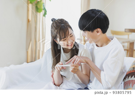 妊娠検査薬で陽性反応が出て喜ぶ夫婦 93805795