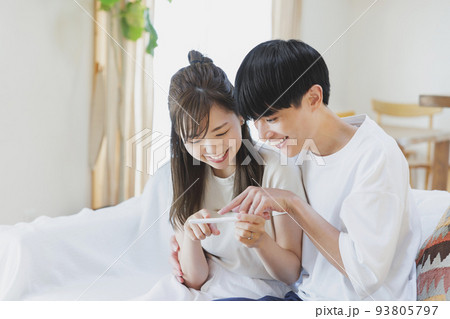 妊娠検査薬で陽性反応が出て喜ぶ夫婦 妊娠検査薬で陽性反応が出て喜ぶ夫婦 93805797