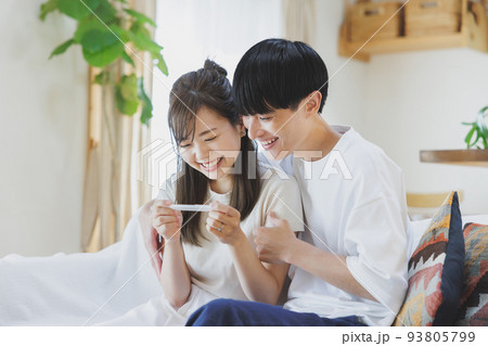 妊娠検査薬で陽性反応が出て喜ぶ夫婦 妊娠検査薬で陽性反応が出て喜ぶ夫婦 93805799