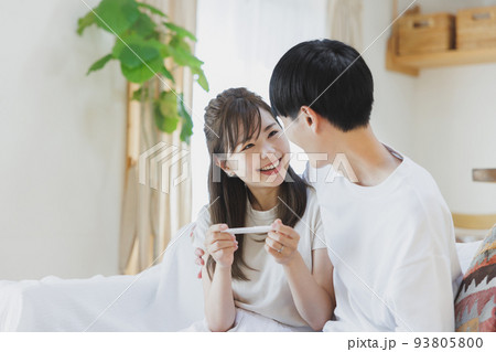 妊娠検査薬で陽性反応が出て喜ぶ夫婦 93805800