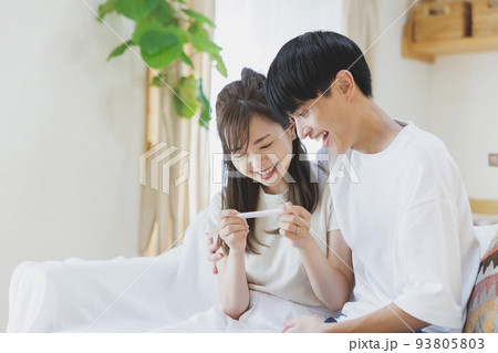 妊娠検査薬で陽性反応が出て喜ぶ夫婦 93805803