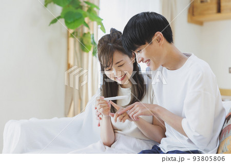 妊娠検査薬で陽性反応が出て喜ぶ夫婦 93805806