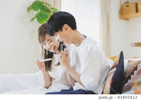 妊娠検査薬で陽性反応が出て喜ぶ夫婦 妊娠検査薬で陽性反応が出て喜ぶ夫婦 93805812