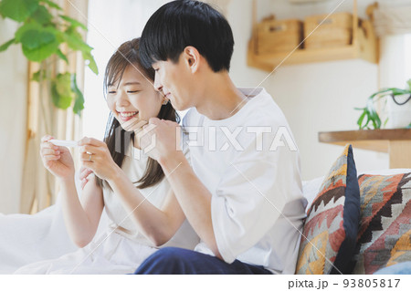妊娠検査薬で陽性反応が出て喜ぶ夫婦 93805817