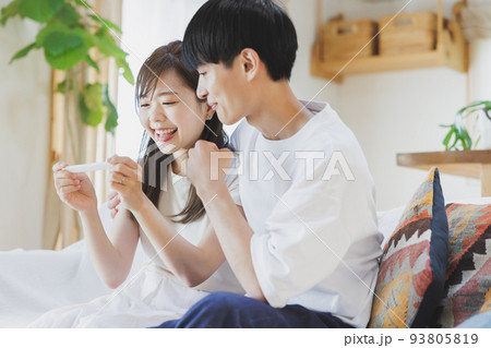 妊娠検査薬で陽性反応が出て喜ぶ夫婦 93805819