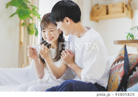 妊娠検査薬で陽性反応が出て喜ぶ夫婦 妊娠検査薬で陽性反応が出て喜ぶ夫婦 93805820