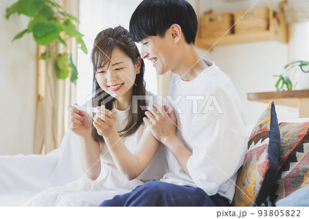 妊娠検査薬で陽性反応が出て喜ぶ夫婦 妊娠検査薬で陽性反応が出て喜ぶ夫婦 93805822