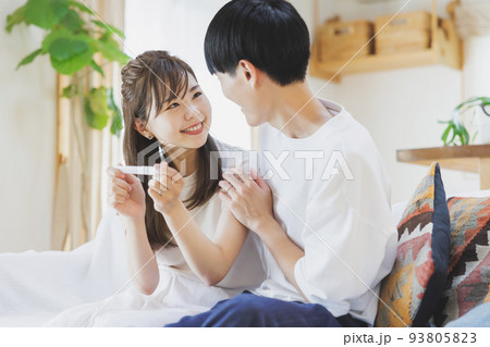 妊娠検査薬で陽性反応が出て喜ぶ夫婦 妊娠検査薬で陽性反応が出て喜ぶ夫婦 93805823