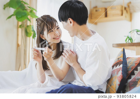 妊娠検査薬で陽性反応が出て喜ぶ夫婦 93805824