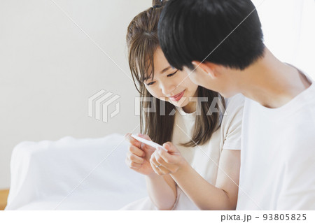 妊娠検査薬で陽性反応が出て喜ぶ夫婦 93805825