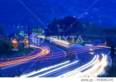 夕暮れ時の道路と光跡 夕暮れ時の道路と光跡 93806220