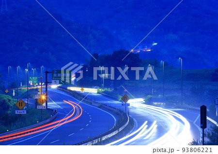夕暮れ時の道路と光跡 夕暮れ時の道路と光跡 93806221