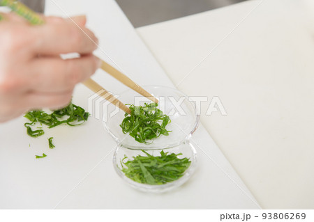 【巻いた大葉を千切りにし薬味を作る】 【巻いた大葉を千切りにし薬味を作る】 93806269