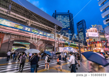日本の東京都市景観 6週世界最多・死者数3週連続…。突然の雨…新橋駅(烏森口)には帰宅を…=9月1日 日本の東京都市景観 6週世界最多・死者数3週連続…。突然の雨…新橋駅(烏森口)には帰宅を…=9月1日 93806659