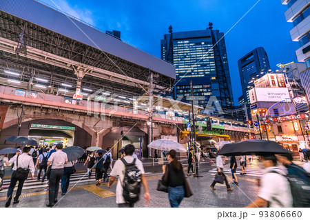 日本の東京都市景観 6週世界最多・死者数3週連続…。突然の雨…新橋駅（烏森口）には帰宅を…＝9月1日 93806660