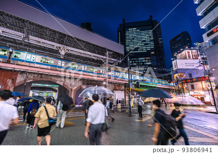 日本の東京都市景観 6週世界最多・死者数3週連続…。突然の雨…新橋駅（烏森口）には帰宅を…＝9月1日 93806941