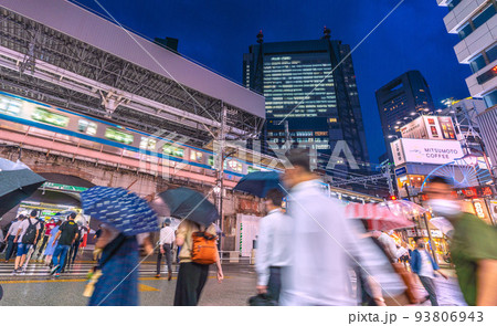 日本の東京都市景観 6週世界最多・死者数3週連続…。突然の雨…新橋駅(烏森口)には帰宅を…=9月1日 日本の東京都市景観 6週世界最多・死者数3週連続…。突然の雨…新橋駅(烏森口)には帰宅を…=9月1日 93806943