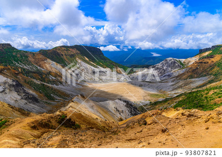 夏の安達太良山・爆裂火口とその周辺の山並み 93807821