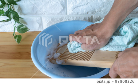 木製の洗濯板で洗濯 93808326