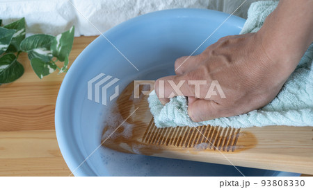 木製の洗濯板で洗濯 93808330