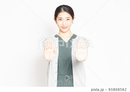 白背景の前でNGのジェスチャーをする女性 白背景の前でNGのジェスチャーをする女性 93808562
