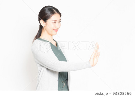 白背景の前でNGのジェスチャーをする女性 白背景の前でNGのジェスチャーをする女性 93808566