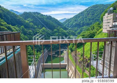 薗原ダム　天端からダム下の眺め　初夏の風景 93808599