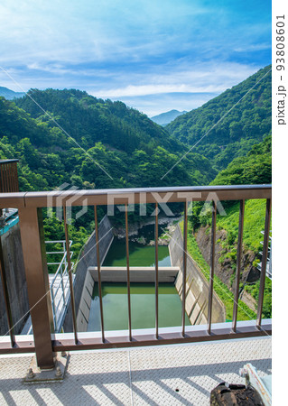 薗原ダム 天端からダム下の眺め 初夏の風景 薗原ダム 天端からダム下の眺め 初夏の風景 93808601