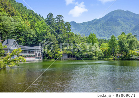 新緑の湯布院金鱗湖 93809071