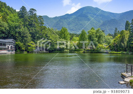新緑の湯布院金鱗湖 新緑の湯布院金鱗湖 93809073