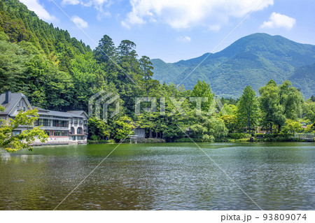 新緑の湯布院金鱗湖 新緑の湯布院金鱗湖 93809074