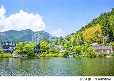 新緑の湯布院金鱗湖 新緑の湯布院金鱗湖 93809098