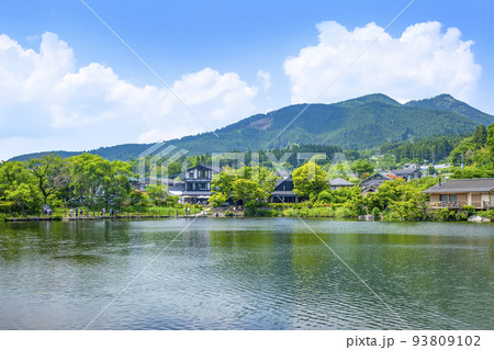 新緑の湯布院金鱗湖 新緑の湯布院金鱗湖 93809102
