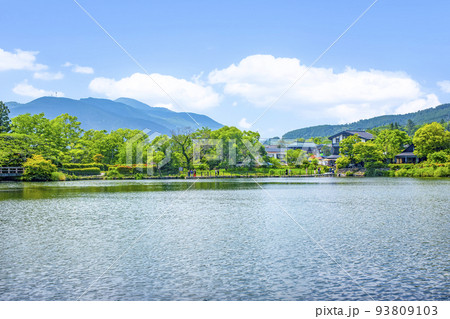 新緑の湯布院金鱗湖 新緑の湯布院金鱗湖 93809103