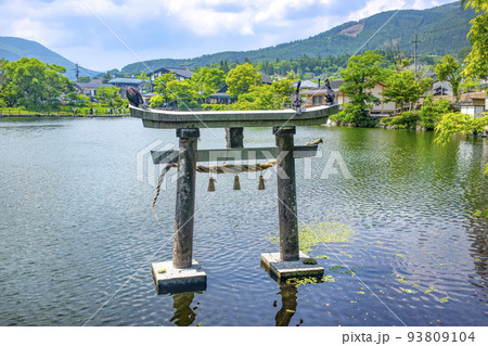 新緑の湯布院金鱗湖 新緑の湯布院金鱗湖 93809104