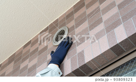 アパート・マンションの通気口(外側)の点検イメージ アパート・マンションの通気口(外側)の点検イメージ 93809323