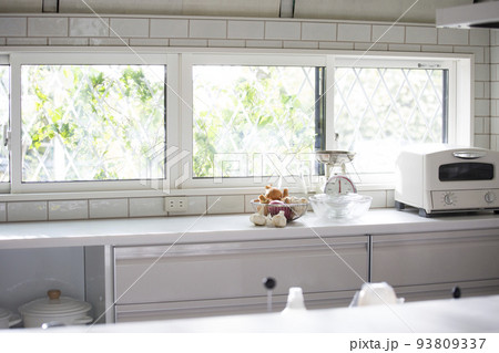 窓があるキッチンの背景素材、キッチンカウンター 93809337