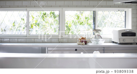 窓があるキッチンの背景素材、キッチンカウンター 93809338