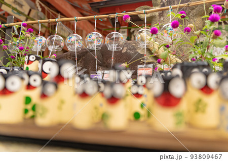 風鈴と鷽鳥の置物 93809467