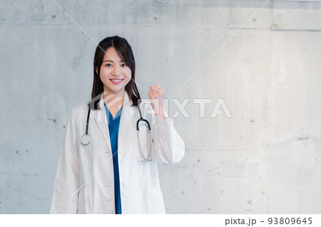 笑顔でグッドサインをする女性ドクター 笑顔でグッドサインをする女性ドクター 93809645