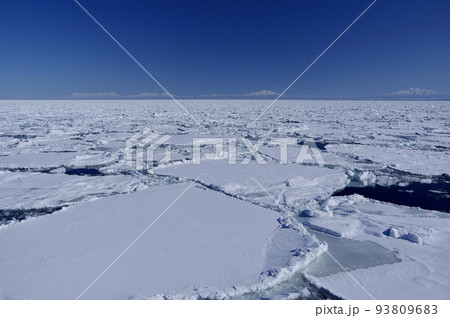 知床連山と流氷 オホーツク海沖 北海道 知床連山と流氷 オホーツク海沖 北海道 93809683