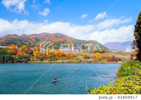 秋の赤谷湖でカヌーを楽しむ 93809917