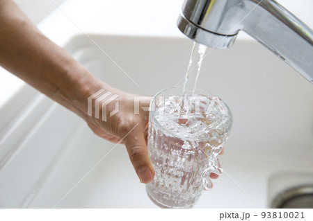 キッチンでグラスに水を満たす主婦の手元 キッチンでグラスに水を満たす主婦の手元 93810021