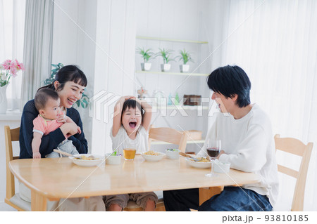 全員でごはんを食べる幸せな家族 93810185
