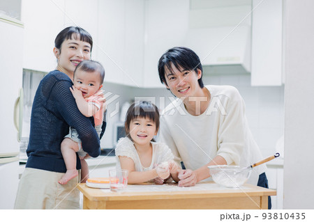 みんなでクッキングをする家族 93810435