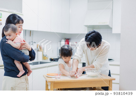 みんなでクッキングをする家族 93810439